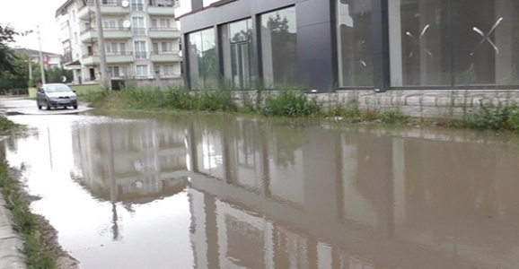 10 Dakika Yağmur Yağdı Sokaklar Göle Döndü