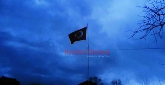 15 METRE YÜKSEĞE BAYRAK DİKTİ