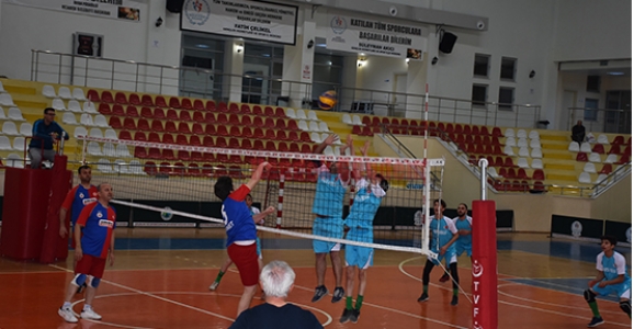 15 TEMMUZ ŞEHİTLERİ VOLEYBOL TURNUVASI GRUP MÜSABAKALARI SONA ERDİ
