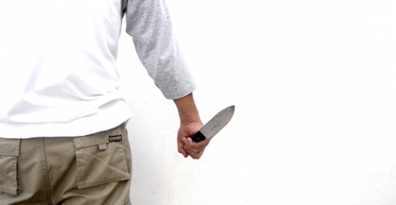 16 YAŞINDAKİ GENÇ BIÇAKLANARAK YARALANDI