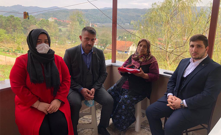 Hendek Ülkü Ocaklarından Şehit Ailelerine Ziyaret