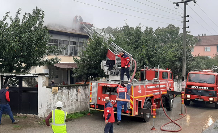 Çatı Yangını Korkuttu