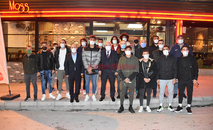 Sakaryaspor Kafilesi Hendek’te Mola Verdi