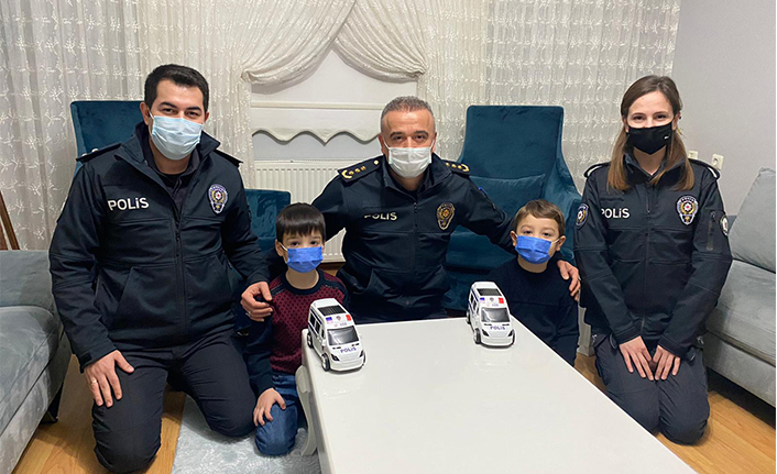 İkiz Kardeşlere Kaya’dan Hediye