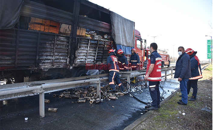 Lastiği Patlayan Tır Dorsesi Alev Aldı