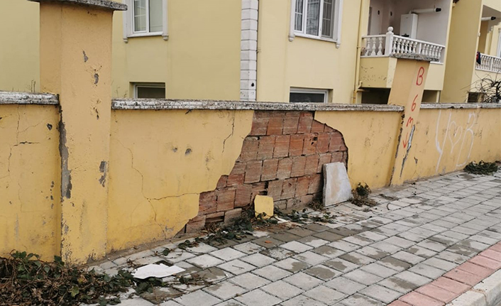 Duvar Tehlike Saçıyor