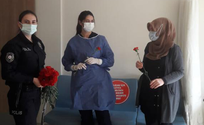 Polislerden Sağlıkçılara Çiçek Süprizi