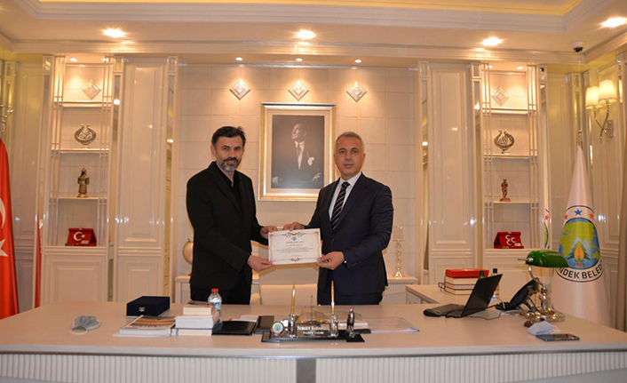 Başkan Babaoğlu'dan Martin’e Plaket