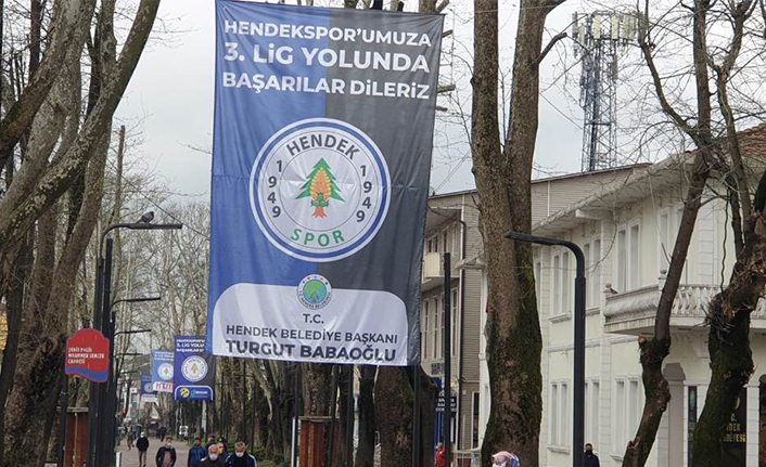 Hendek Bayraklarla Donatılıyor