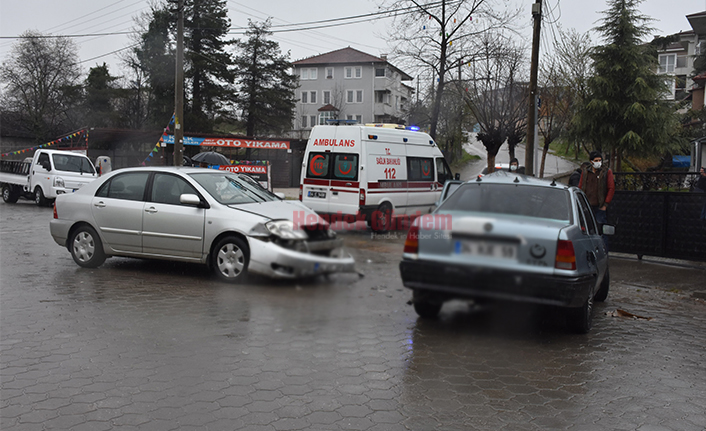Hendek’te İki Otomobil Çarpıştı 2 Yaralı