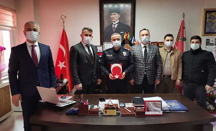 Ülkü Ocaklarından Müdür İlhan’a Kuran-ı Kerim ve Bayrak