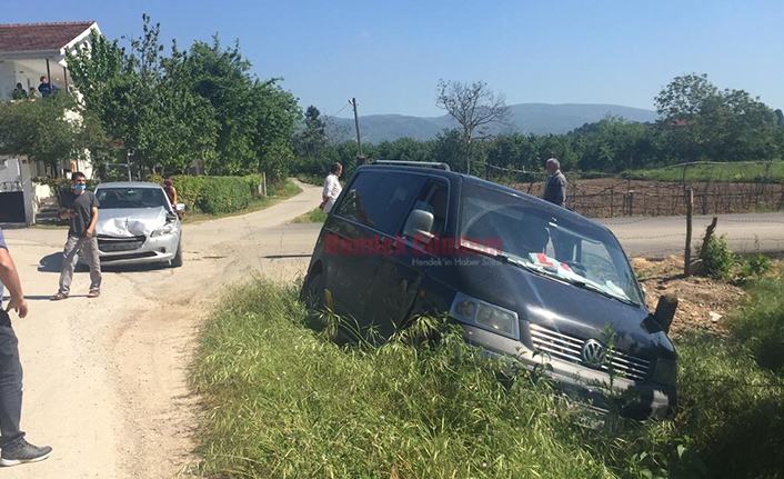 İki Aracın Çarpıştığı Kazada Maddi Hasar Meydana Geldi