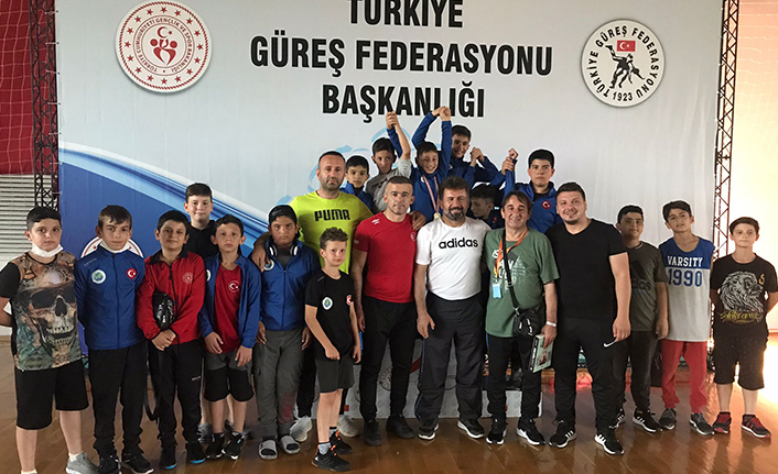 Hendek Gençlik Merkezi Spor Kulübü Güreş'de İki Türkiye Şampiyonu Bir Üçüncü Çıkardı