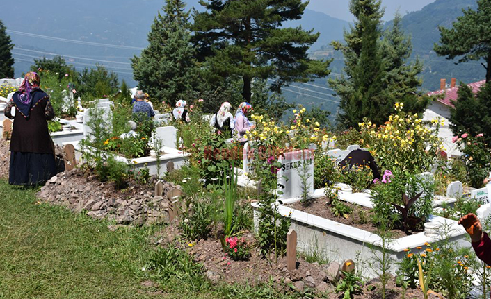 Arefe Günü Mezarlıklarda Yoğunluk