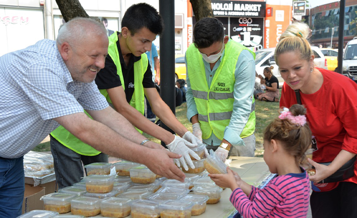 Binlerce Kişiye Aşure İkramı