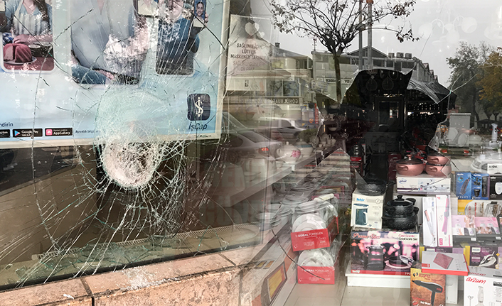 Banka ve İşyeri Camlarına Saldırı