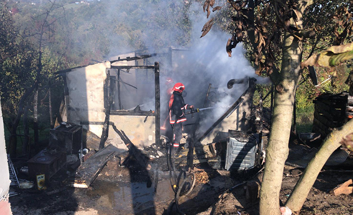 Çıkan Yangında Baraka Tamamen Yandı