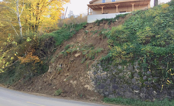 İstinat Duvarı Yok, Ev Kayıyor