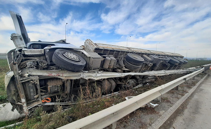 Lastiği Patladı Bariyerlere Çarptı