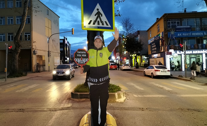 Yaya Önceliği İçin Maket Trafik Personeli