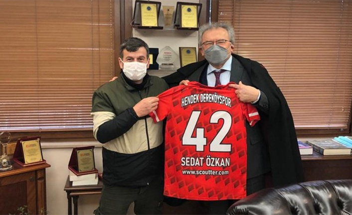 Dereköyspor’dan Destek Verenlere Forma Hediye