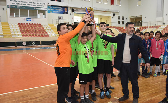 Yıldız Erkeklerde Şampiyon Hendek İmam Hatip Ortaokulu