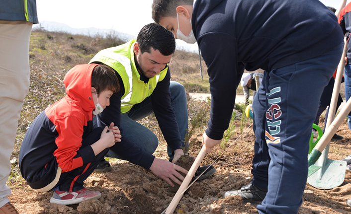 Hendek Belediyesi Minik Öğrencilerle Fidan Dikti