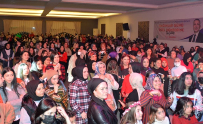Kadınlar Konsere Akın Etti