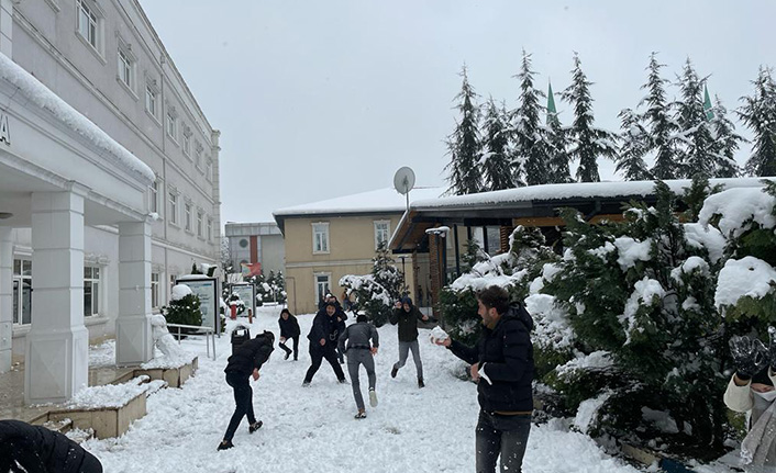 Üniversiteli Gençlerin Kar Topu Savaşı