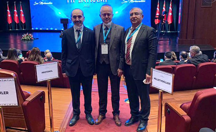 Yılın Doktoru ve Sağlık Çalışanı Ödülünü Aldı