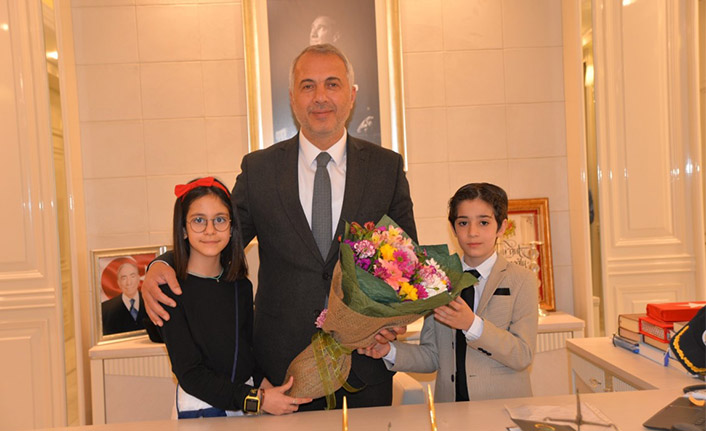 Başkanlık Koltuğu Cemre ve Kayra’nın