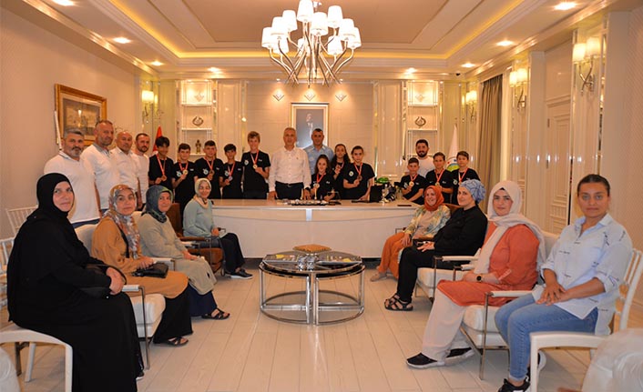 Babaoğlu'ndan Şampiyonlara Ödül