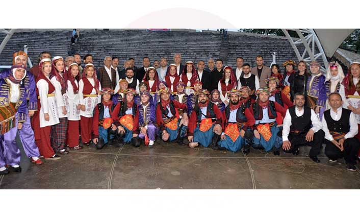 Türk Halk Oyunları Büyüledi