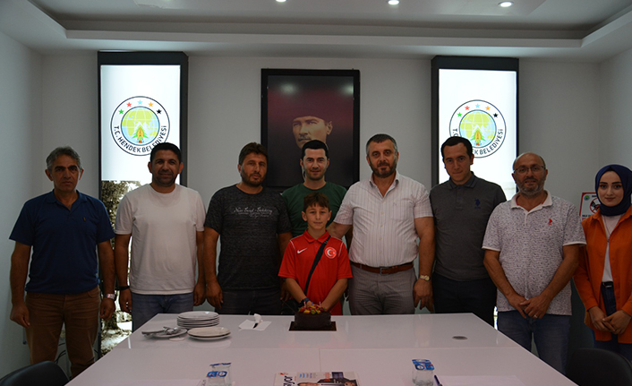 Çalışma Arkadaşlarını Ve Şampiyonu Unutmadılar