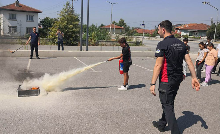 Öğrencilerine ve Ailelerine Yangın Eğitimi