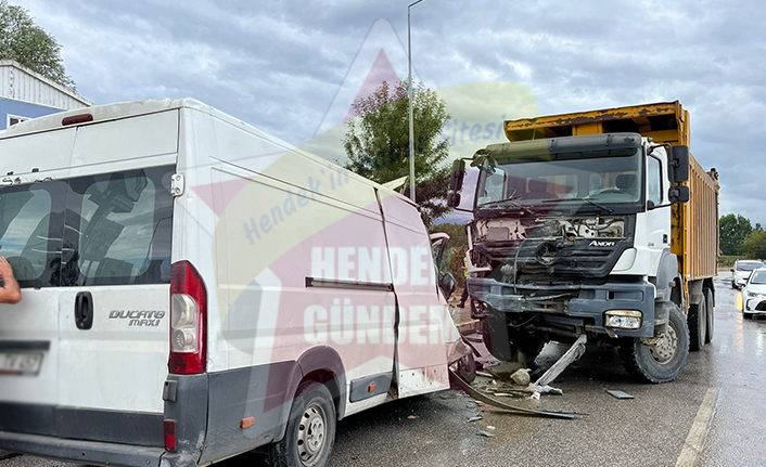 Minibüs ile Kamyon Çarpıştı 1 Yaralı