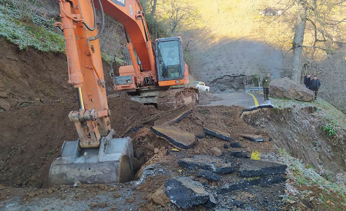 Heyelan Sonrası Zarar Gören Yollar Ulaşıma Tekrar Açıldı