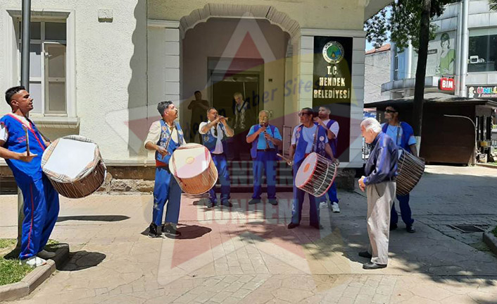 Cazgırlar Belediye Binası önünde güreşe davet ettiler