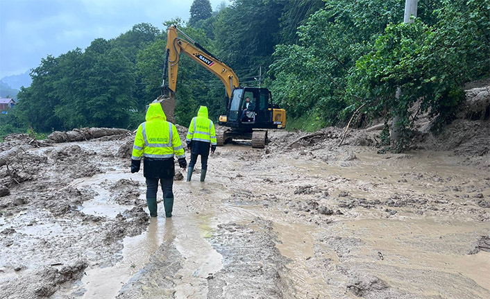 Hendek Belediyesi Yoğun Yağıştan Etkilenen Bölgelere Müdahale Etti