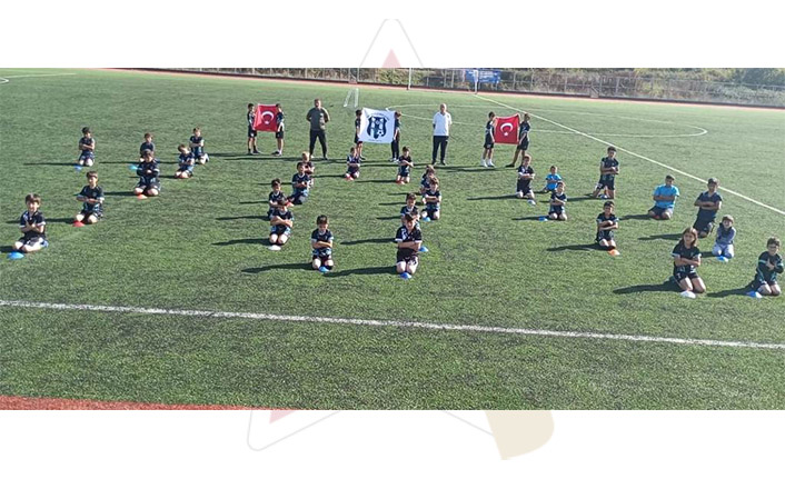 Minik Futbolculardan 100. Yıl Kareografisi