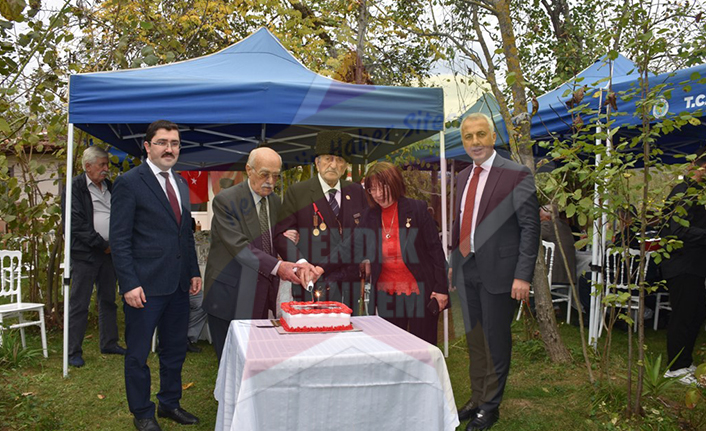 Cumhuriyet’in 100. Yılını Pasta Keserek Kutladılar