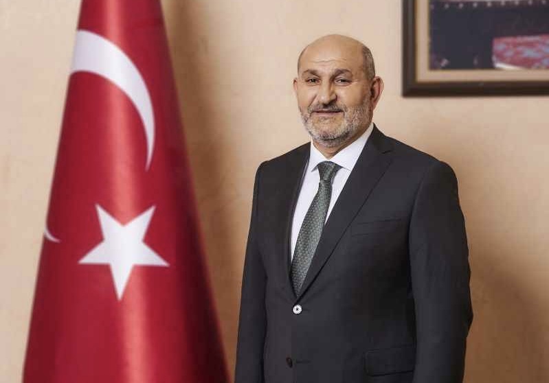 Püsküllü İstifa Etti