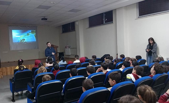 Hendekte Okul Çocuklarına Ağız Ve Diş Sağlığı Eğitimi