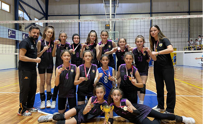 Şehit Mahmutbey Orta Okulu’ndan Çifte Şampiyonluk