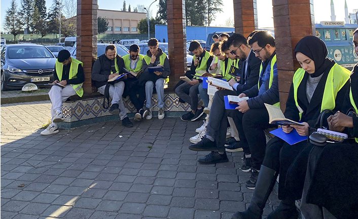 Cadde Temizlediler, Kitap Okudular