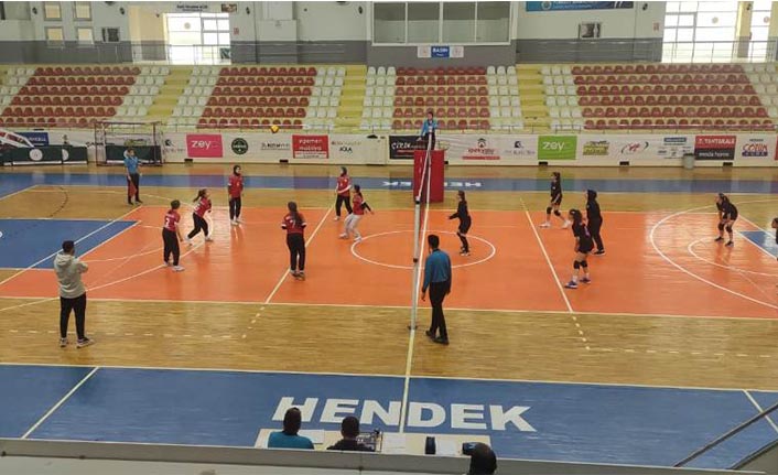 Yıldız Kızlar voleybol İlçe Birinciliği Müsabakaları Başladı
