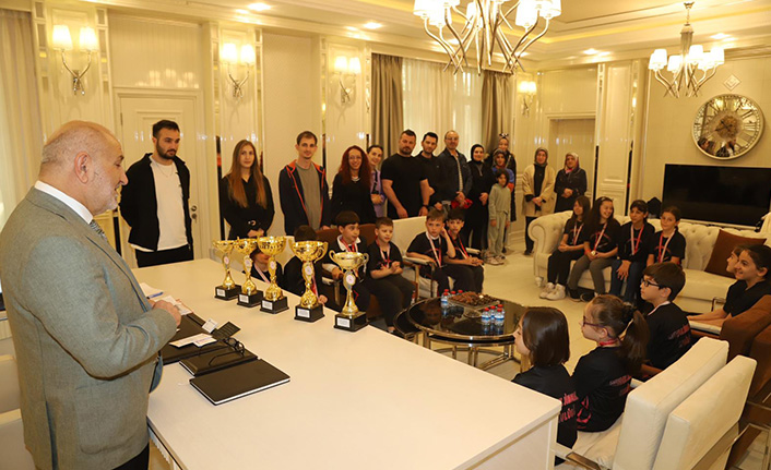 Minik Şampiyonlardan Başkan İrfan Püsküllü’ye Ziyaret