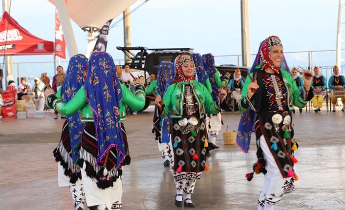 Hendek Bayraktepe’de Maarif Halk Dansları Şenliği Gerçekleştirildi