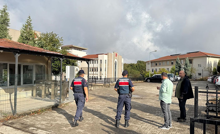 Hendek’te Polis ve jandarma okul çevresinde denetimlerini sıklaştırdı