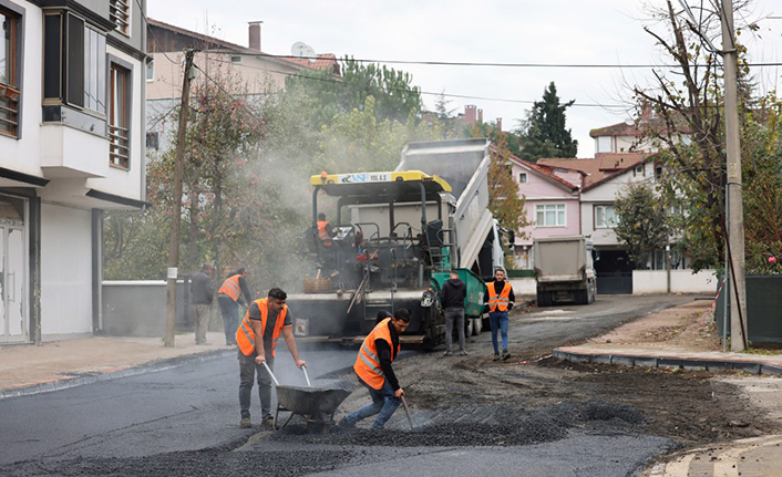 Hendek’in Dört Bir Yanında Sıcak Asfalt Çalışmaları Yapılıyor
